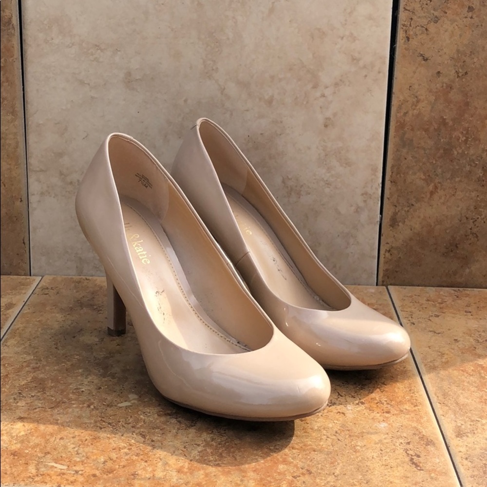 Crème Closed-Toe Heels